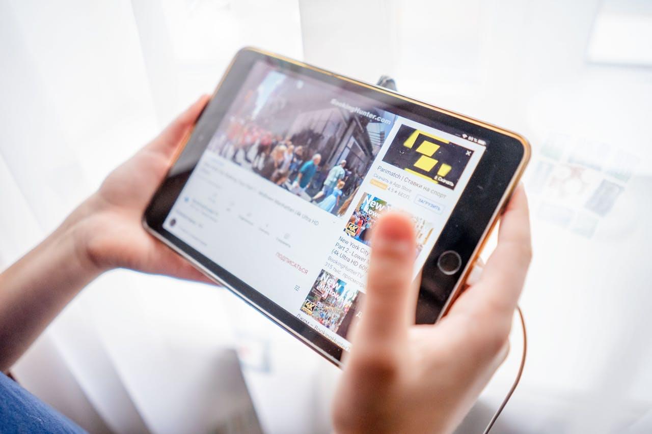 Чтение полезных статей на планшете